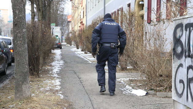 ABD0024_20170126 - GRAZ - STERREICH: ZU APA0061 VOM 26.1.2017 - Die Polizei hat Donnerstag frh, 26. Jnner 2017 in mehreren Bundeslndern Anti-Terroreinstze durchgefhrt. Im Bild: Ein Polizeibeamter  im Bereich Klavariengrtel im Bezirk Lend in Graz. - FOTO: APA/ERWIN SCHERIAU