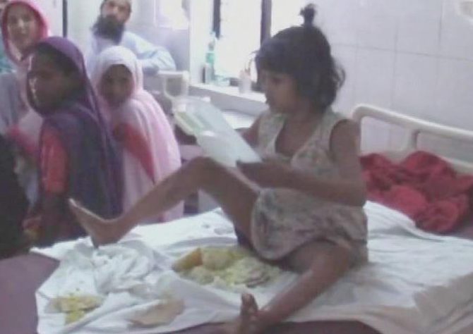 Young-girl-living-with-monkeys-India1