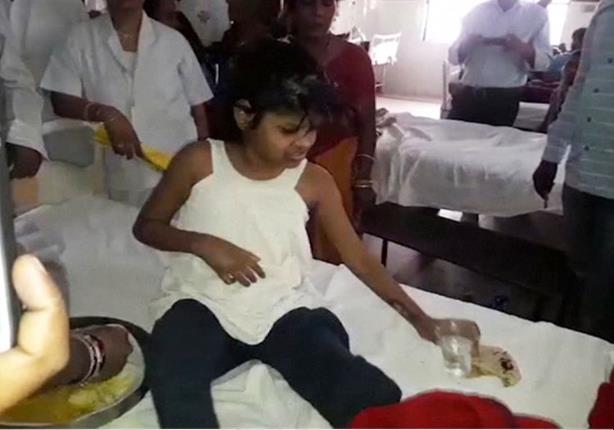 Young-girl-living-with-monkeys-India2