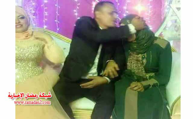 Eg-Frau-Hilft-Ihre-MannZuHe