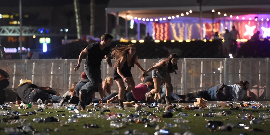 las-vegas-polizisten-vor-auto2