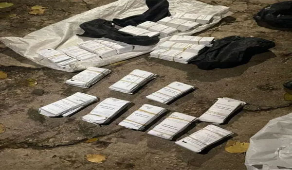 جانب من الأموال التي تم ضبطها مع السارقين