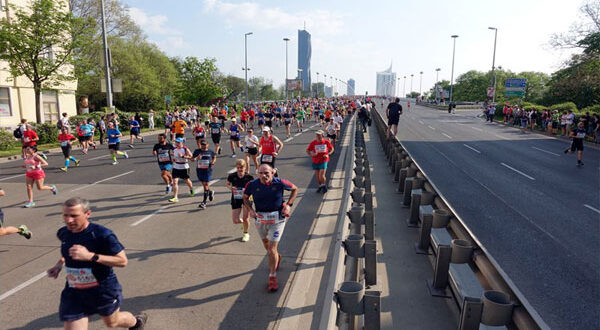 فيديو وصور – إثيوبيّة تحطم الرقم القياسي وكيني يحسم الرجال.. أبطال ماراثون فيينا 2026